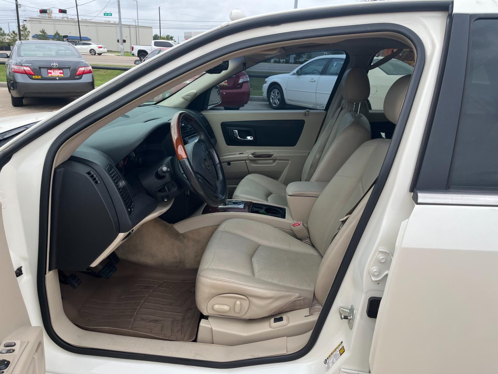 2005 white /TAN Cadillac SRX V6 (1GYEE637250) with an 3.6L V6 DOHC 24V engine, 5-Speed Automatic Overdrive transmission, located at 14700 Tomball Parkway 249, Houston, TX, 77086, (281) 444-2200, 29.928619, -95.504074 - Photo #8